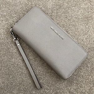Michael Kors - Jet Set Large Wristlet - Pearl Grey